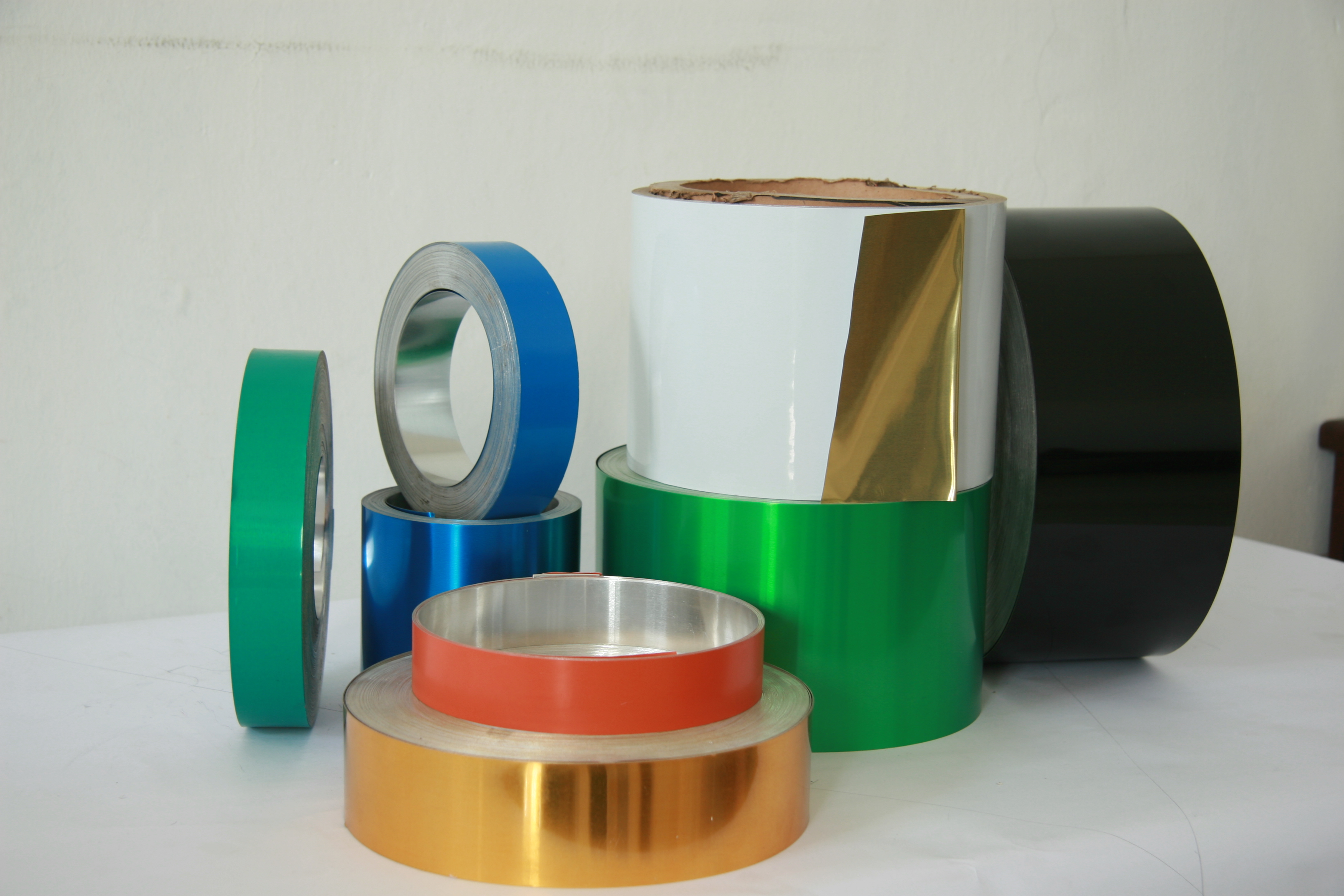 Aluminium strip for closures
